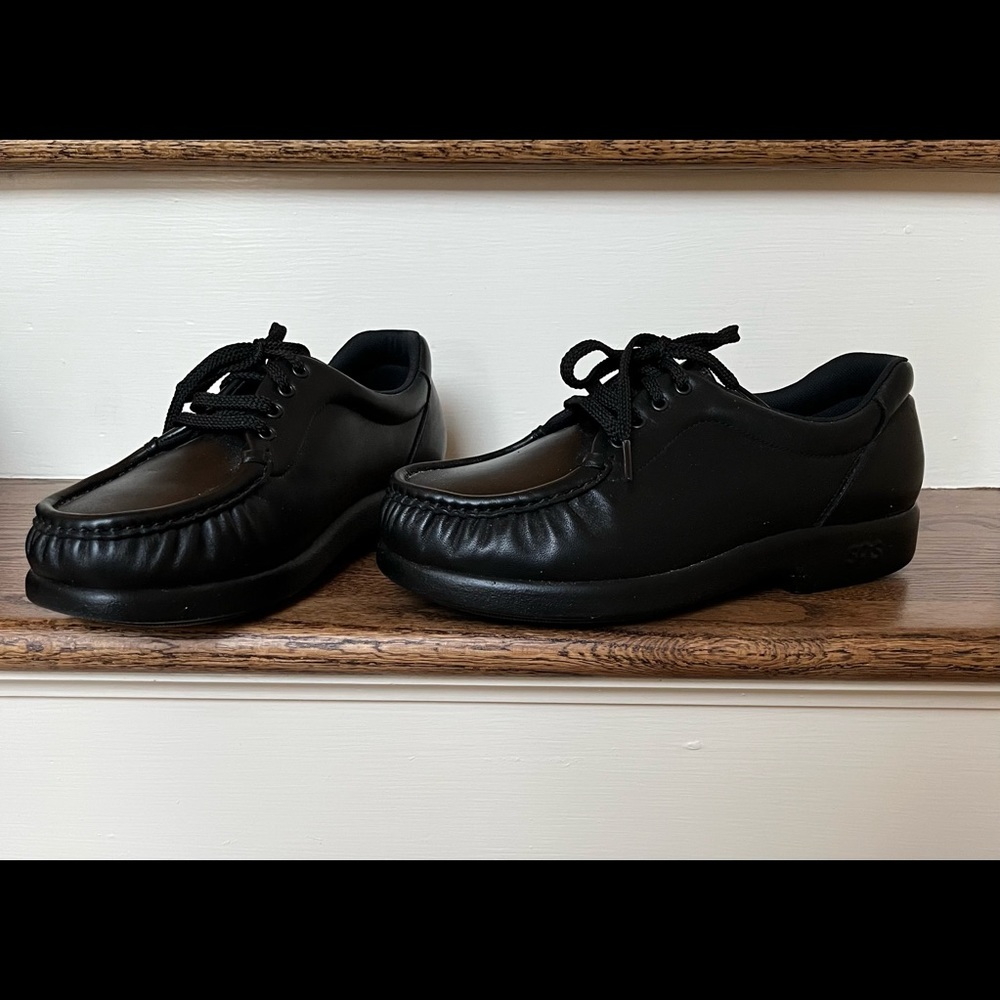 SAS. new in box, black soft leather, lace-up moccasin shoe. Size women’s 8 WW.